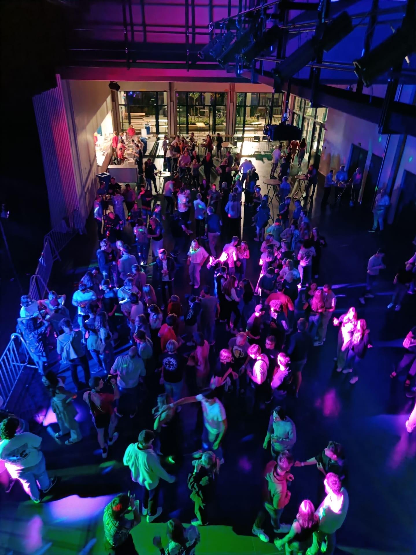 Dansfeest: na de lange coronadip kon het weer! Dansfeest: na de lange coronadip kon het weer!